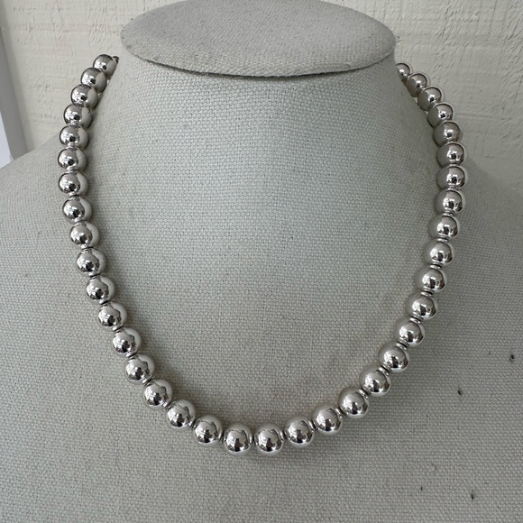 Three silvertone necklaces with dangles - Picture 5 of 6